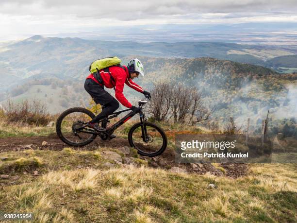 man riding electric mountain bike on cycling tour, vosges, france - ruhige szene - fotografias e filmes do acervo