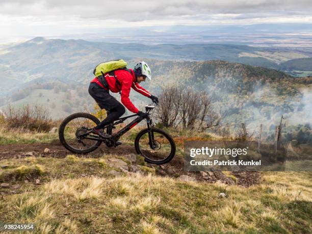 man riding electric mountain bike on cycling tour, vosges, france - ruhige szene 個照片及圖片檔