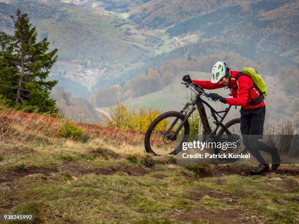 man walking electric mountain bike on cycling tour, vosges, france - ruhige szene 個照片及圖片檔