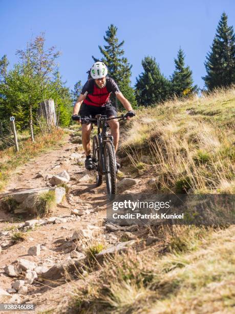 man riding electric bicycle on a single trail near ferme auberge seestadle, france - ruhige szene 個照片及圖片檔