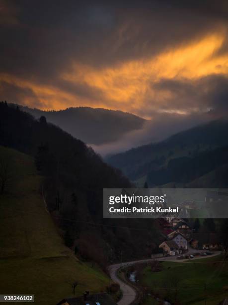 scenic view of mountain landscape and houses, yach, elzach, baden-württemberg, germany - wachstum foto e immagini stock