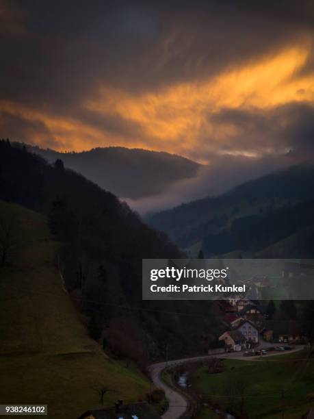 scenic view of mountain landscape and houses, yach, elzach, baden-württemberg, germany - anhöhe - fotografias e filmes do acervo