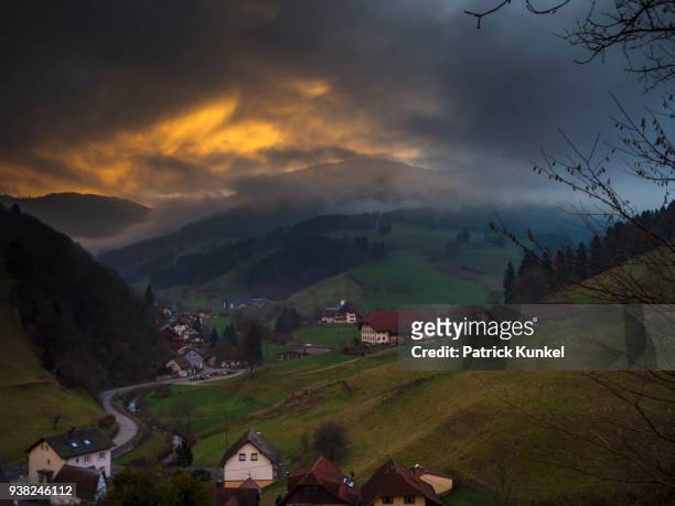 scenic view of mountain landscape and houses, yach, elzach, baden-württemberg, germany - wachstum imagens e fotografias de stock
