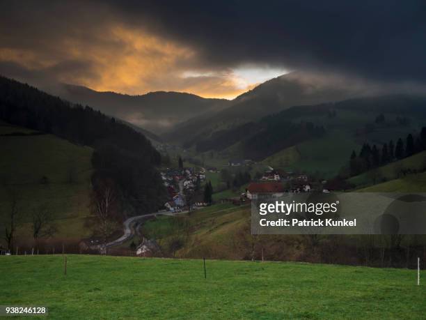scenic view of mountain landscape and houses, yach, elzach, baden-württemberg, germany - wachstum fotografías e imágenes de stock