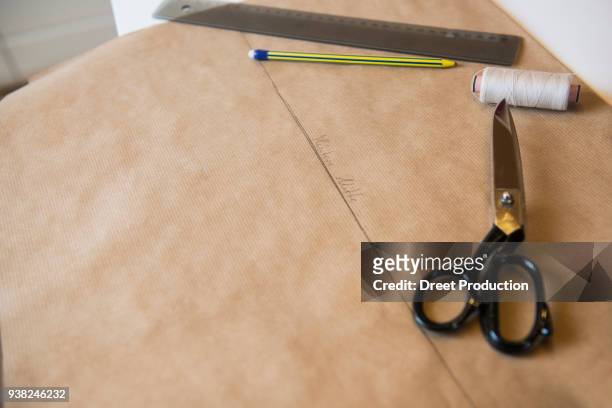 scissors, thread, pen and a ruler on desk - draufsicht stockfoto's en -beelden