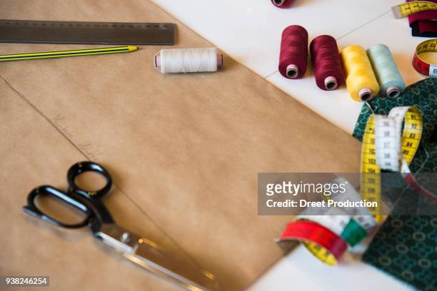 tailor equipment on desk - draufsicht stock pictures, royalty-free photos & images