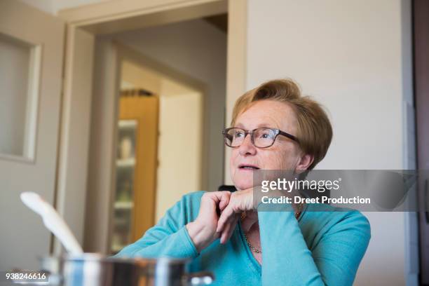 thoughtful old woman looking away - brille frau stockfoto's en -beelden
