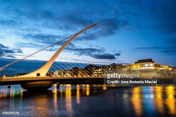 bridge in dublin at dusk - dublin city skyline stock-fotos und bilder
