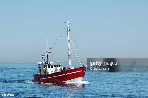 bateau de pêche en mer baltique - bateau de pêche photos et images de collection