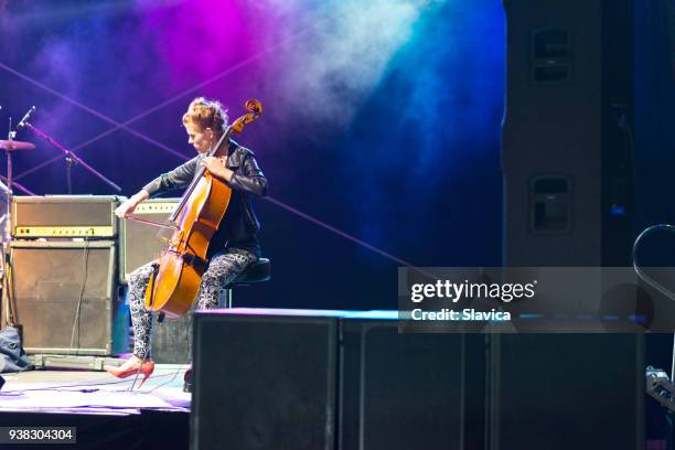 femme joue du violoncelle sur le concert - classical concert photos et images de collection