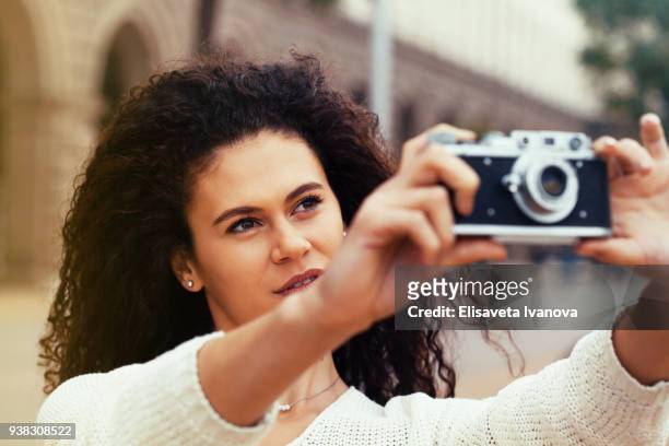 junge fotografin mit einem vintage-kamera - elisaveta ivanova stock-fotos und bilder