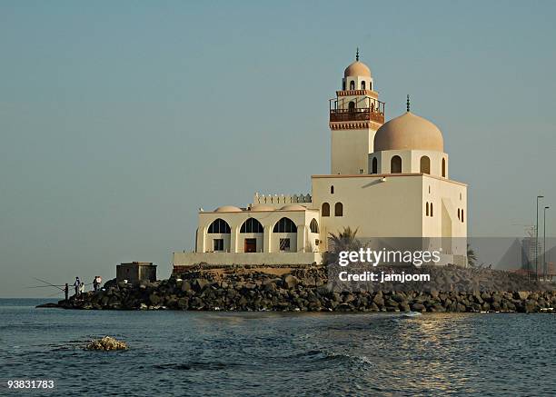 a mosque by the red sea in jeddah saudi arabia - jiddah stockfoto's en -beelden