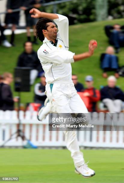 Mohammad Asif of Pakistan bowls to Ross Taylor of the Blackcaps during day two of the Second Test match between New Zealand and Pakistan at Basin...