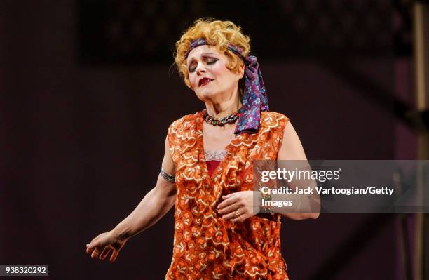 American mezzo-soprano Lorraine Hunt Lieberson performs at the final dress rehearsal prior to the season premiere of the Metropolitan Opera/Mark...