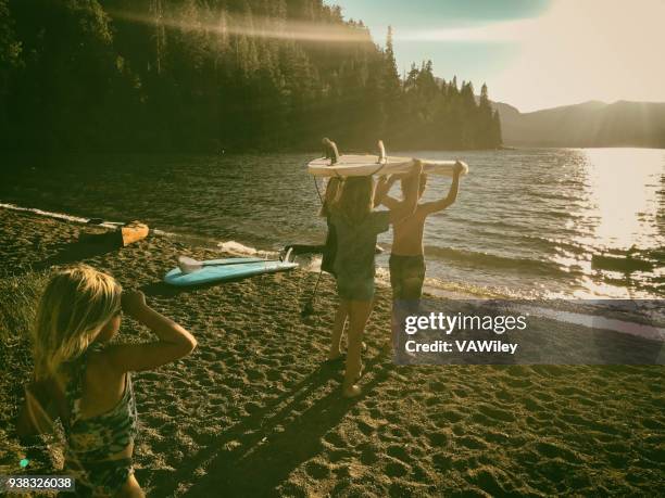 crianças aproveitando a última luz do verão - lago tahoe - fotografias e filmes do acervo