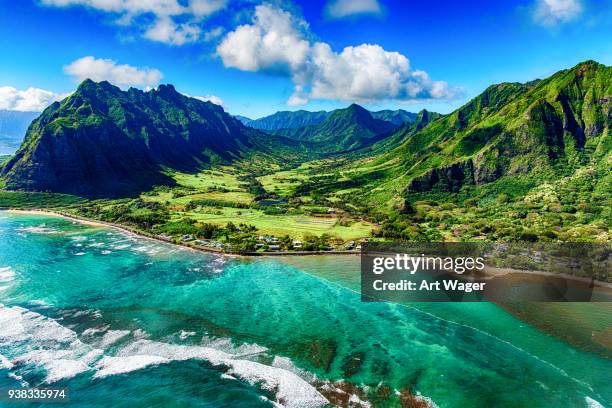 luchtfoto uitzicht van kualoa gebied van oahu-hawaï - beach landscape stockfoto's en -beelden