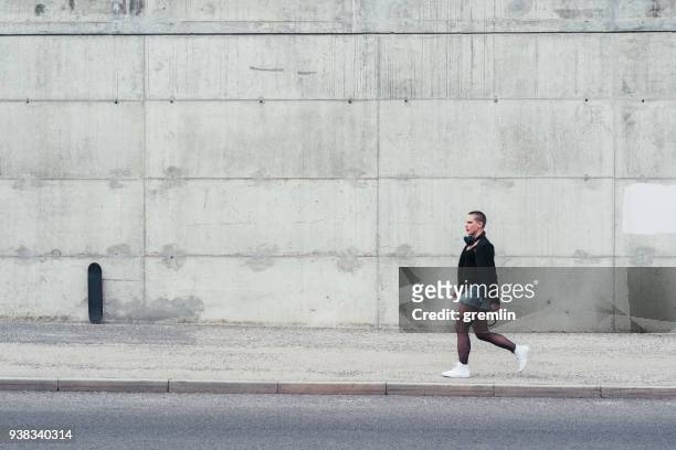 streetstyle vrouw lopen in de stad - street wall stockfoto's en -beelden