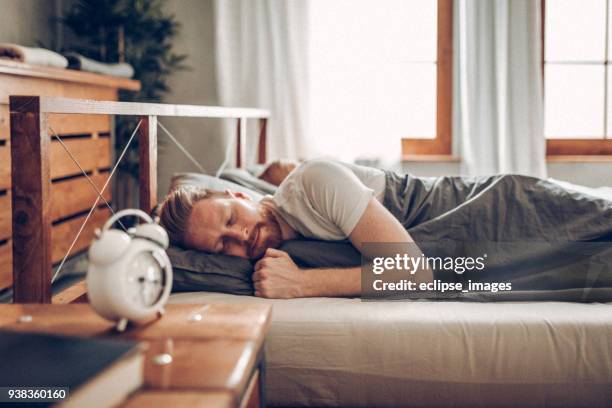 ik ben weer te laat - man sleeping on bed stockfoto's en -beelden