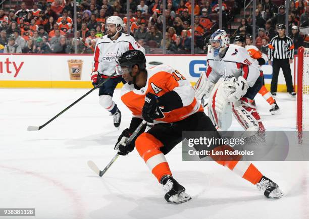 Wayne Simmonds of the Philadelphia Flyers skates against Matt Niskanen and Philipp Grubauer of the Washington Capitals on March 18, 2018 at the Wells...