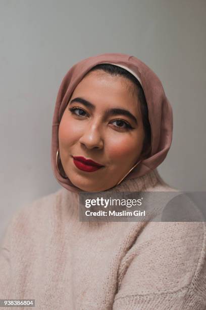 portrait of a muslim woman in pink hijab and red lipstick - muslimgirlcollection ストックフォトと画像