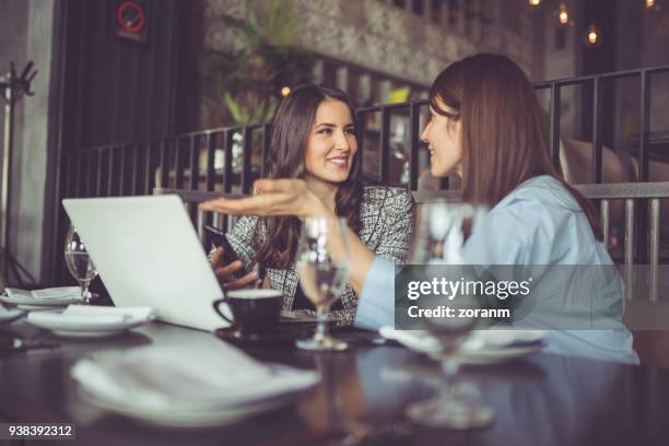 businesswomen on lunch - women business lunch stock pictures, royalty-free photos & images