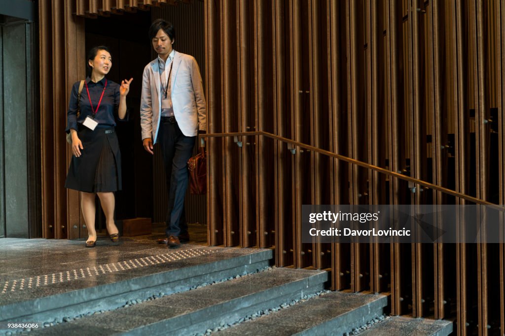 商務人士走在日本京都現代商業大廈 stears