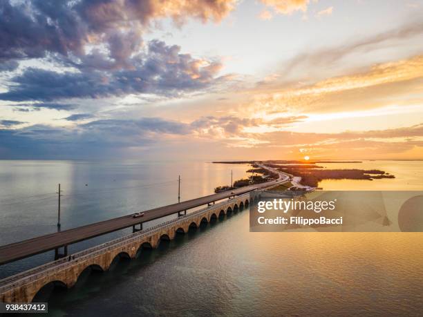 pont seven mile bridge dans les keys de floride - big pine key florida photos et images de collection