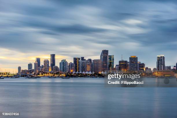 skyline del centro di miami al tramonto - miami foto e immagini stock