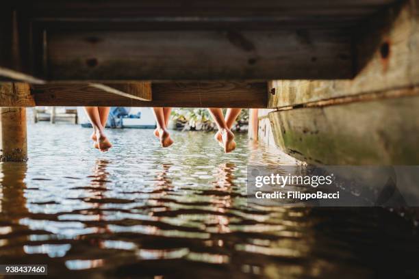 vrienden ontspannen op de pier - naples stockfoto's en -beelden