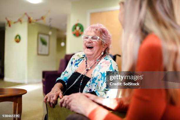 senior vrouw lachen - zuurstofapparaat stockfoto's en -beelden
