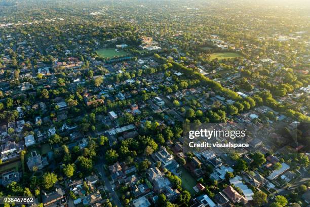 suburbio de melbourne en la salida del sol - aerial melbourne fotografías e imágenes de stock