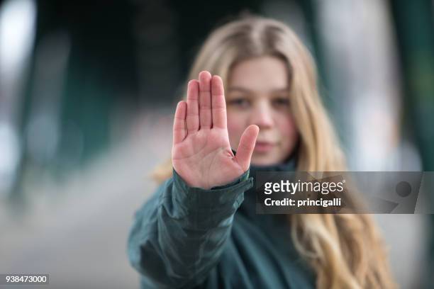 mujer haciendo gesto de detenerse - refusing fotografías e imágenes de stock