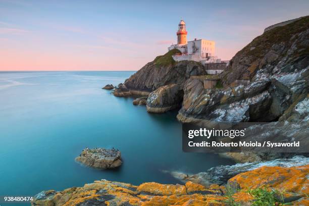 baily lighthouse, ireland - irish sea stock-fotos und bilder