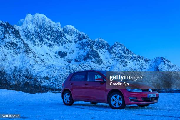 volkswagen golf mk7 hatchback car in a winter landscape - veículo com carroçaria de dois volumes com três ou cinco portas imagens e fotografias de stock