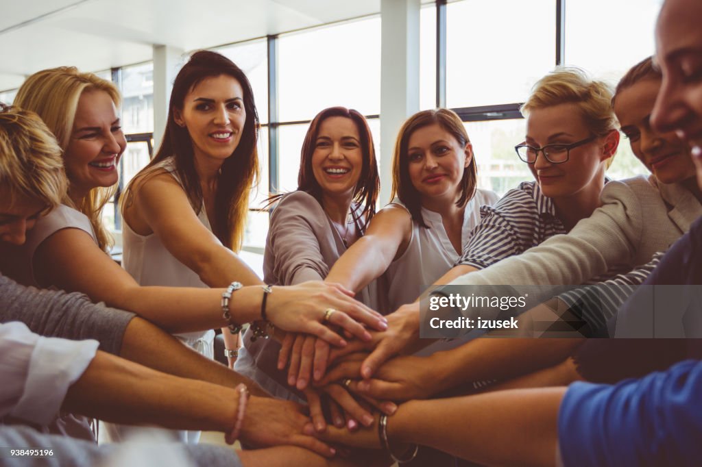 Frauen Nationalmannschaft. Gruppe von glücklichen Frauen Hand in Hand