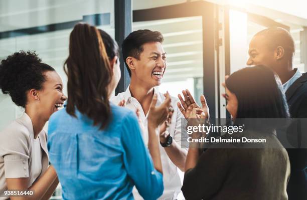 nada motiva la productividad como la moral del equipo - celebracion fotografías e imágenes de stock