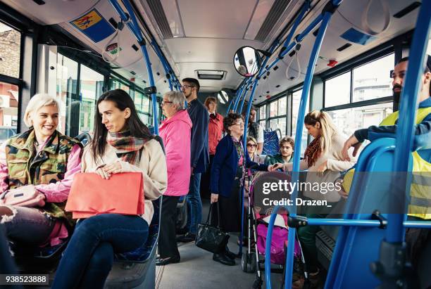 jóvenes, adultos y personas mayores que viajan en autobús público - bus interior fotografías e imágenes de stock