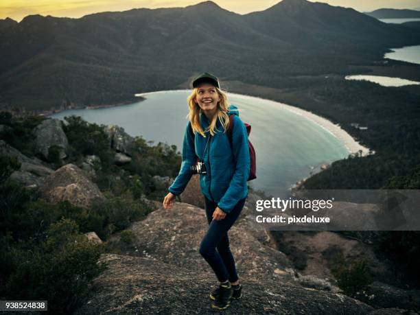 ha gli occhi in alto - hiking australia foto e immagini stock