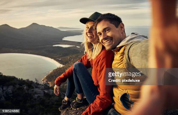 die perfekte kulisse für unsere liebe - couple mountain stock-fotos und bilder