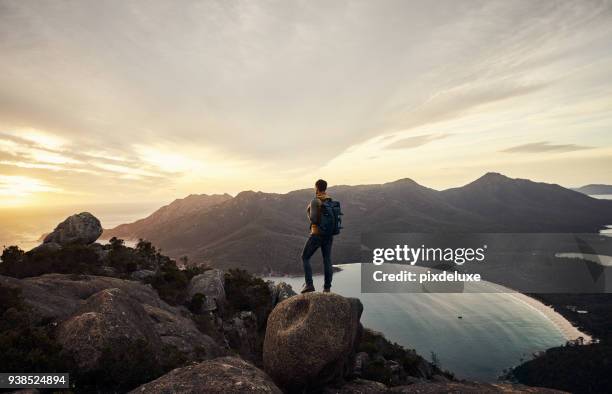 ama i grandi spazi aperti - hiking australia foto e immagini stock