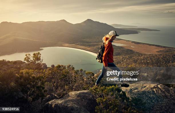 basta mettere un piede davanti all'altro - hiking australia foto e immagini stock