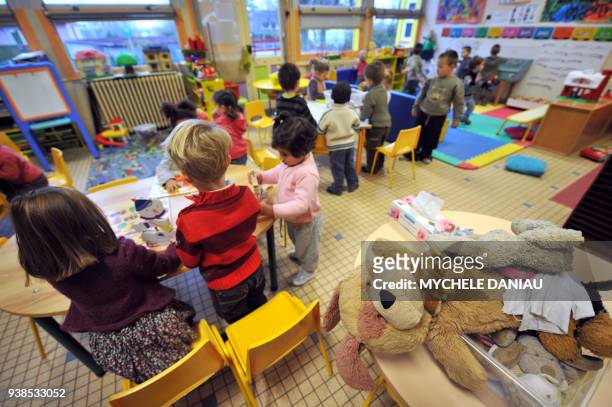 Des enfants d'une classe maternelle de première année effectuent des activités ludique sous la surveillance d'une enseignante, le 28 novembre 2008 à...