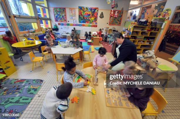 Des enfants d'une classe maternelle de première année effectuent des activités ludique sous la surveillance d'une enseignante, le 28 novembre 2008 à...