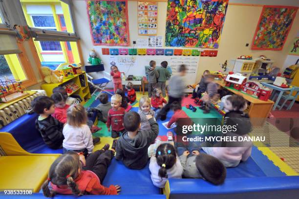 Des enfants d'une classe maternelle de première année effectuent des activités ludique sous la surveillance d'une enseignante, le 28 novembre 2008 à...