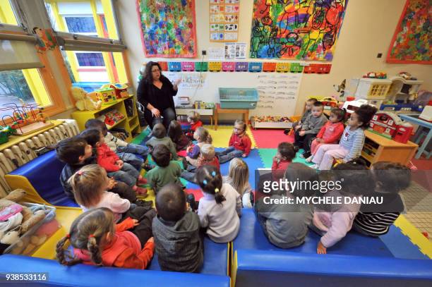 Des enfants d'une classe maternelle écoute leur enseignante, le 28 novembre 2008 à Hérouville-Saint-Clair. Un rapport de la Cour des comptes sur...