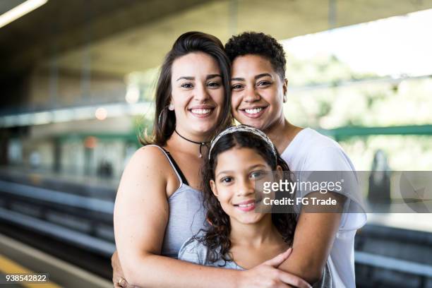 construcción de una nueva familia - lesbian couple fotografías e imágenes de stock