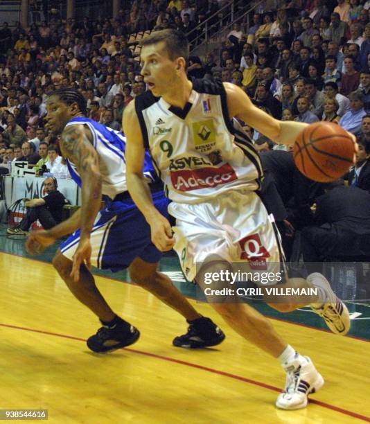 L'attaquant villeurbannais Pachoutine Zakhar déborde le défenseur parisien, le 19 mai 2001 à Villeurbanne, lors de la rencontre ASVEL/ Paris BR,...