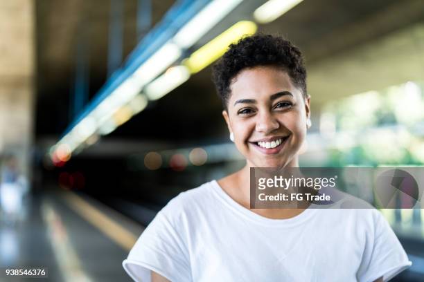 portrait de jeune fille - brazilian ethnicity photos et images de collection