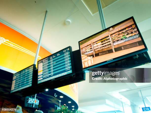 partida do aeroporto de cancun placas sinais. - sinalização digital - fotografias e filmes do acervo