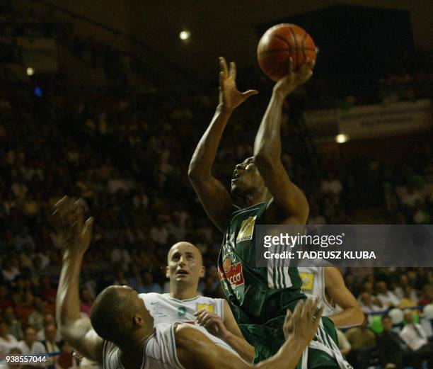 Le joueur américain de l'équipe de basket de Villeurbannes Reggie Freeman cherche à marquer un panier, le 18 juin 2002 à Pau, face à la défense du...